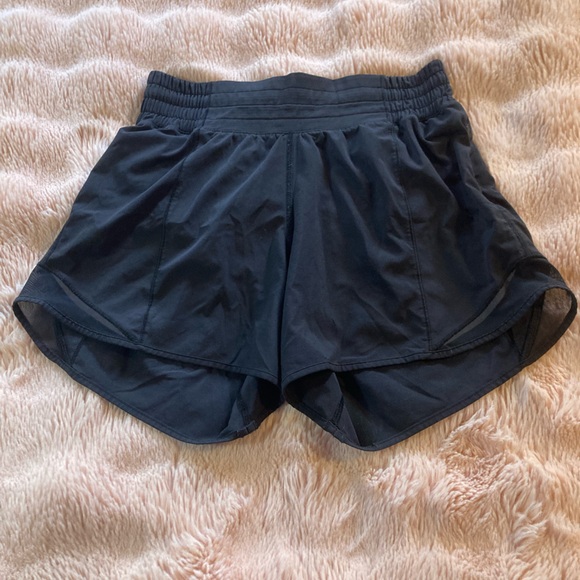 FLAWED Lululemon🍋 Black Hotty Hot Shorts Women’s Size 2 - Picture 2 of 8